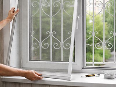 Москитные сетки на окно с решеткой: какие бывают и как выбрать